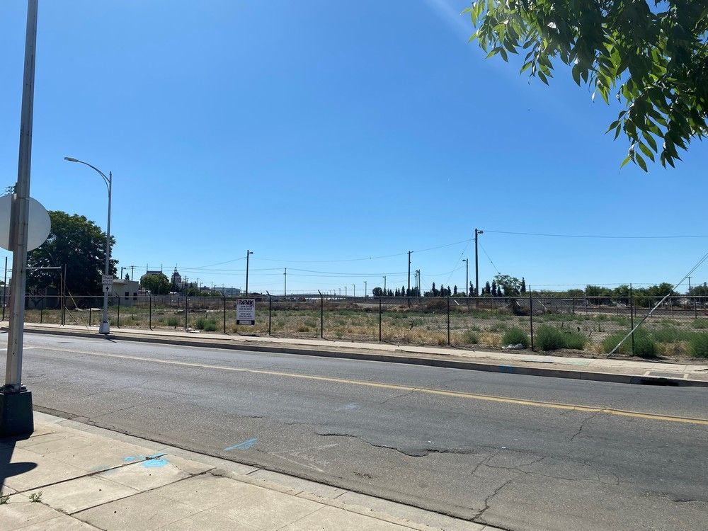 ±0.76 Acres of Vacant Mixed-Use Development Land: 510 E Divisadero , Fresno, CA 93721